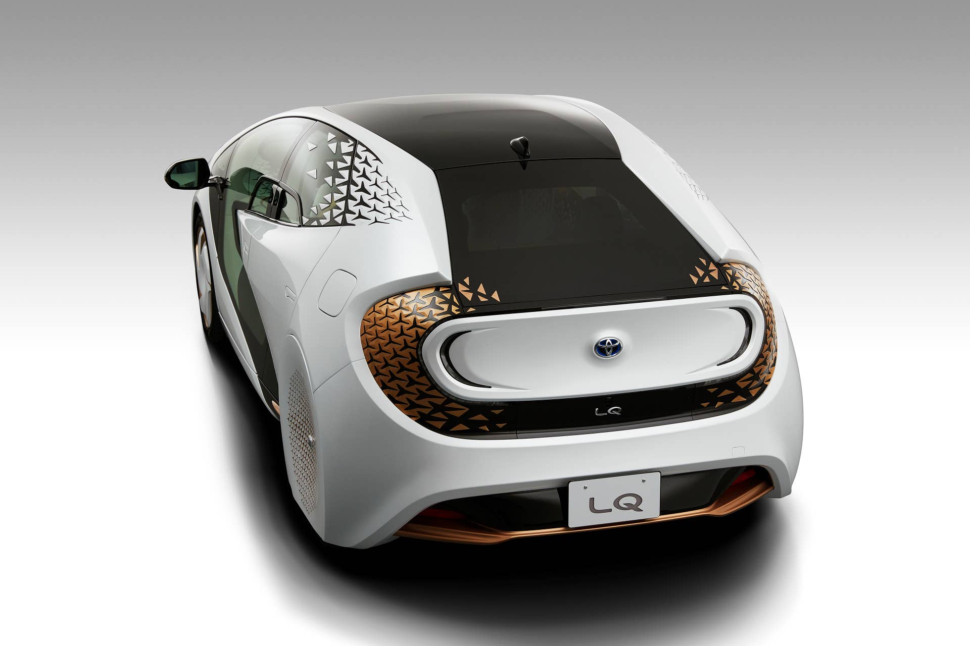 The LQ concept evolves Toyota's Concept-i from the 2017 Consumer Electronics Show. The AI assistant Yui has expanded interactivity and control functions.