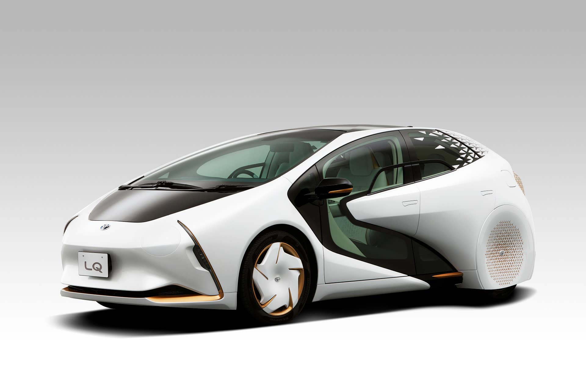 The LQ concept evolves Toyota's Concept-i from the 2017 Consumer Electronics Show. The AI assistant Yui has expanded interactivity and control functions.