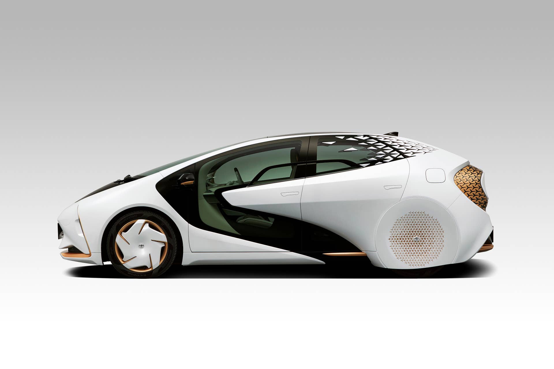 The LQ concept evolves Toyota's Concept-i from the 2017 Consumer Electronics Show. The AI assistant Yui has expanded interactivity and control functions.