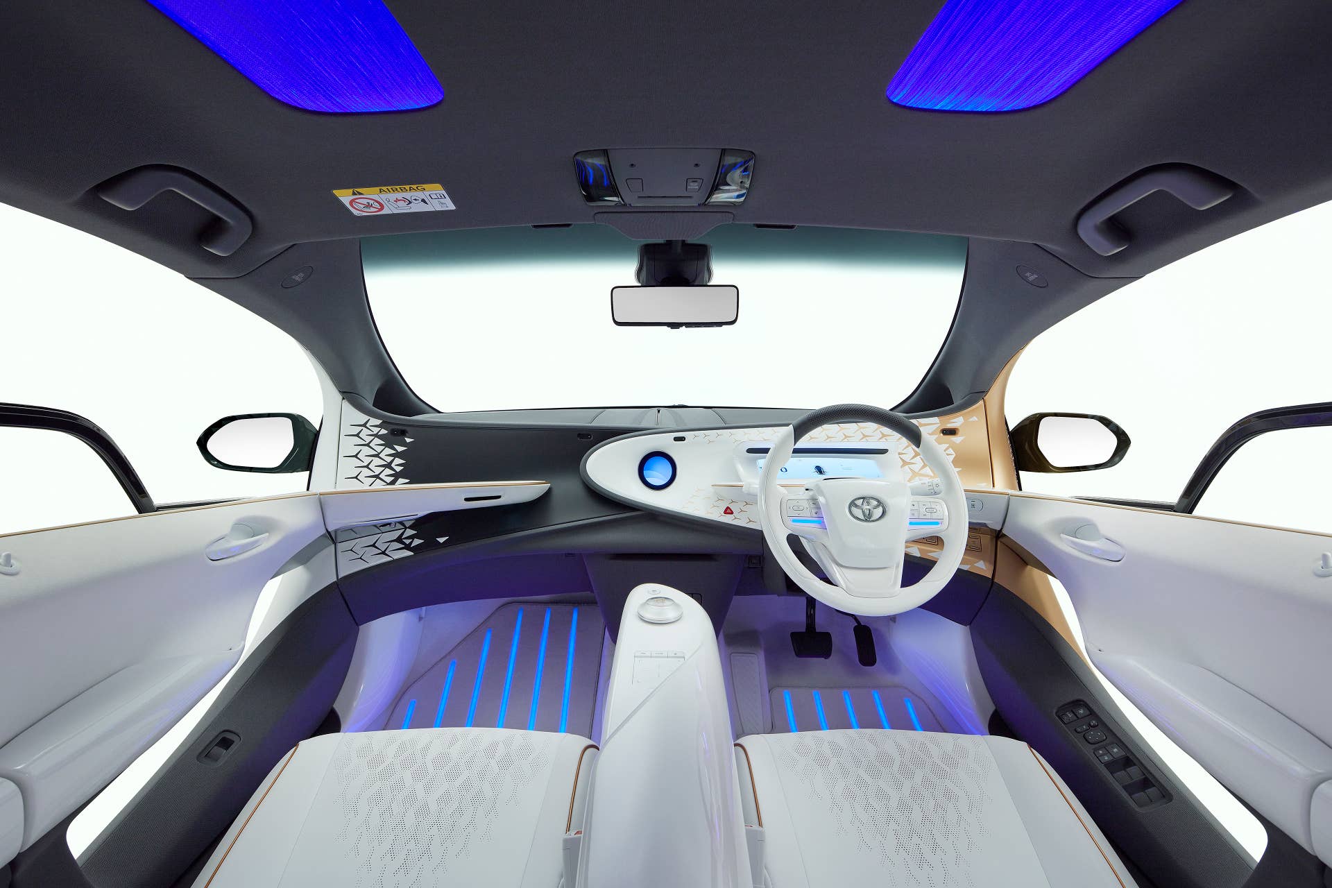 The LQ concept evolves Toyota's Concept-i from the 2017 Consumer Electronics Show. The AI assistant Yui has expanded interactivity and control functions.