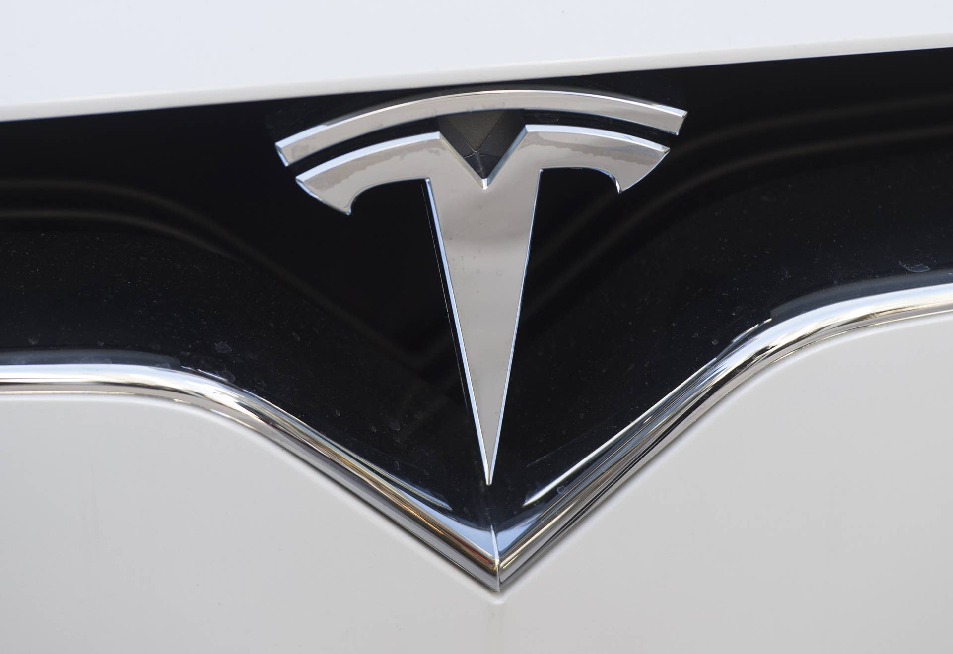 The Tesla logo is seen in Washington, DC, on December 20, 2016. / AFP / SAUL LOEB (Photo credit should read SAUL LOEB/AFP/Getty Images)