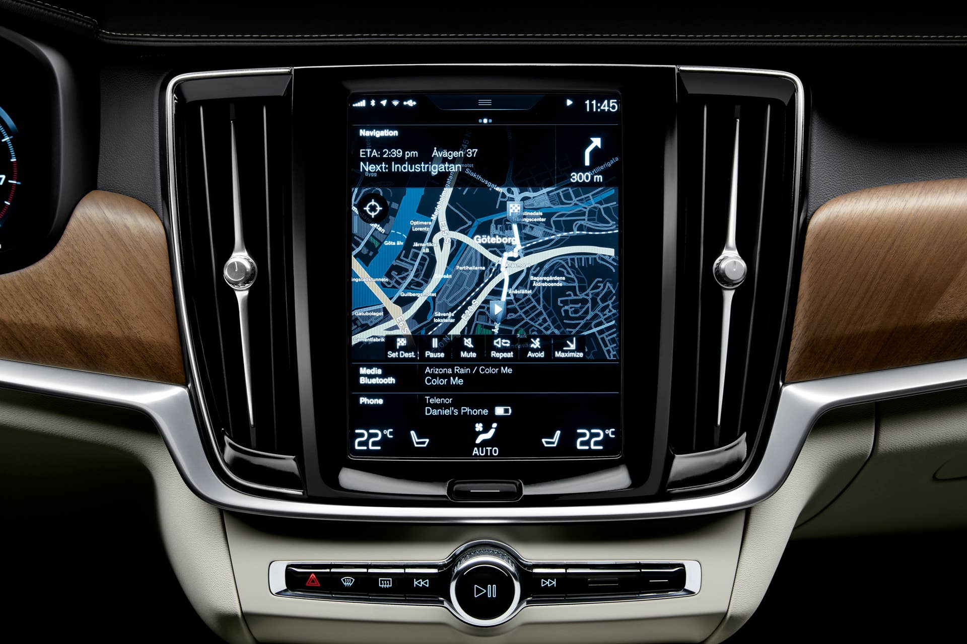 2017 Volvo S90 interior display monitor