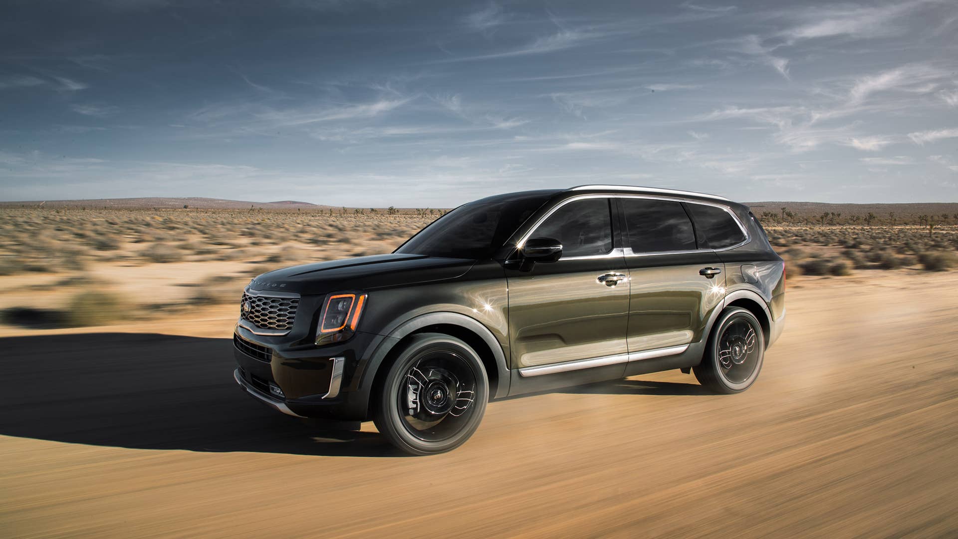 2024 Kia Telluride front angled view desert driving