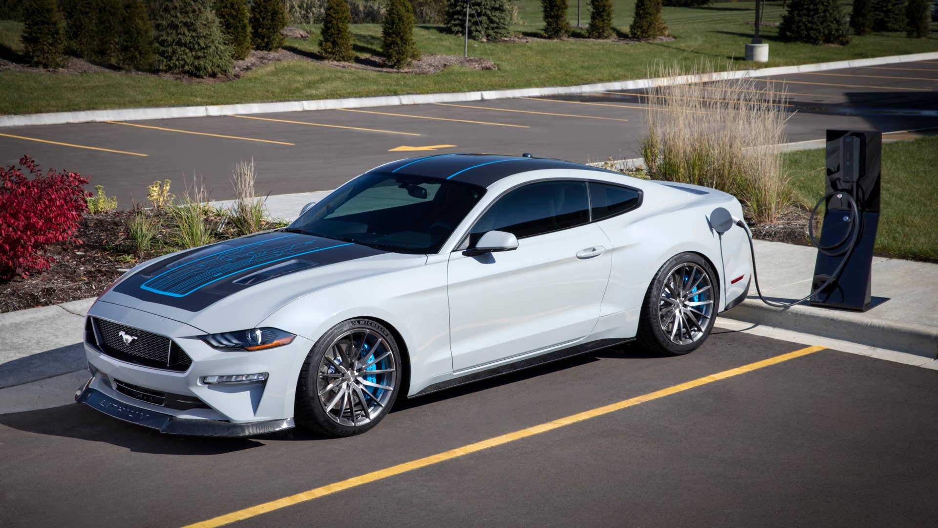 Ford and Webasto today reveal Mustang Lithium, an ultra-high-performance battery-electric Mustang fastback prototype. With more than 1,000 ft.-lbs. of torque and more than 900 horsepower instantaneously available, this Mustang amps muscle car performance to a new level and helps gauge the level of interest the next wave of performance customers have in lightning-quick performance that only fully electric powertrains can deliver.