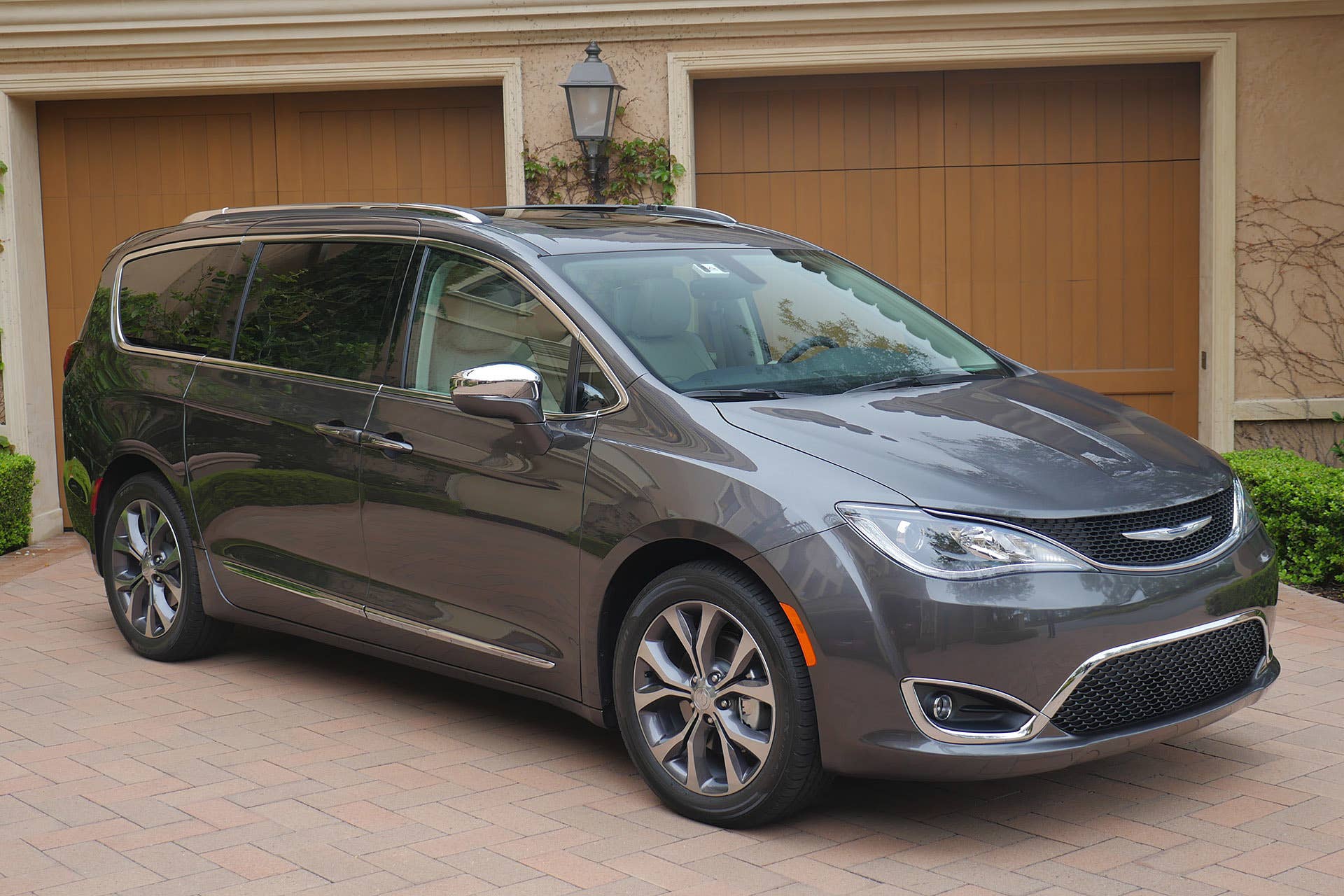 2017 Chrysler Pacifica front 3/4 view