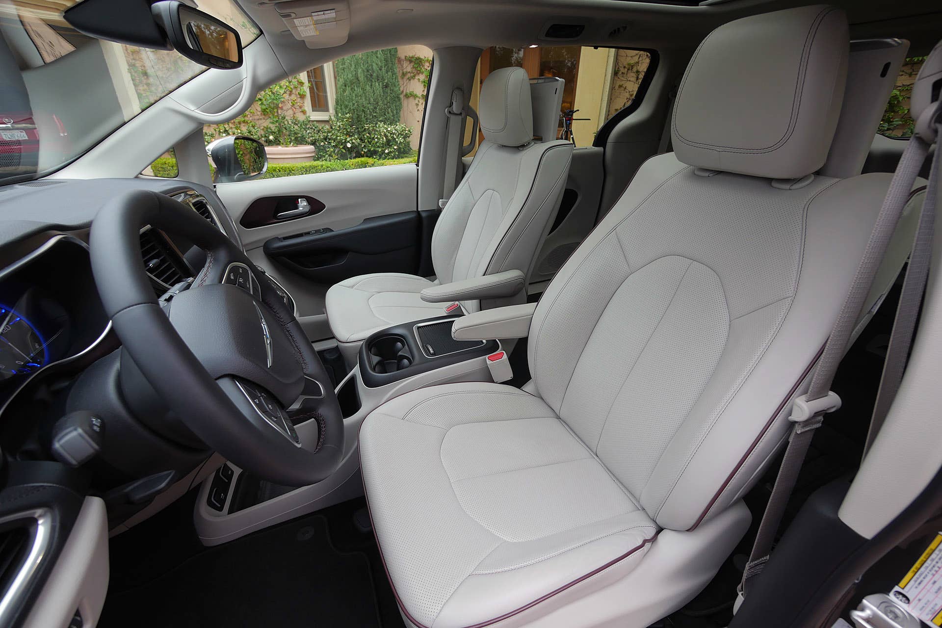 2017 Chrysler Pacifica front seats