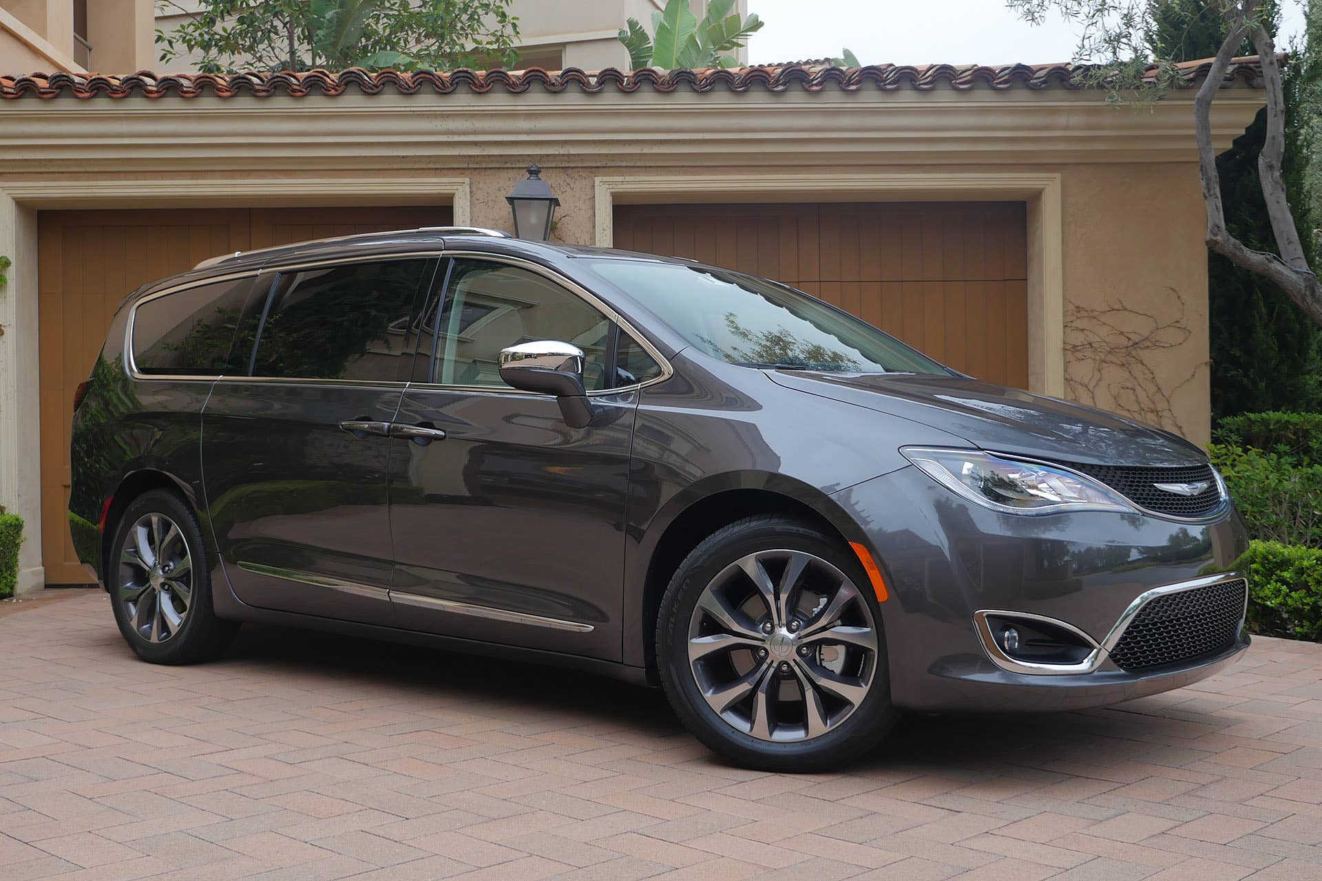 2017 Chrysler Pacifica front 3/4 view