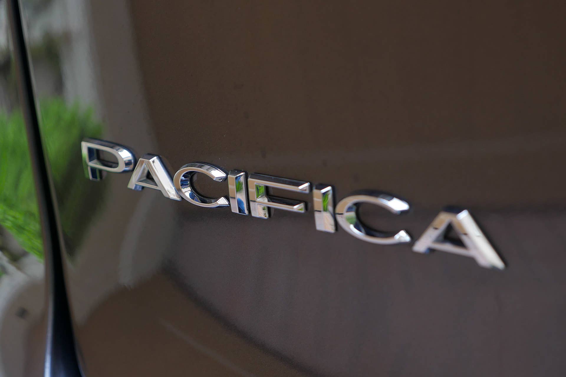 2017 Chrysler Pacifica badge