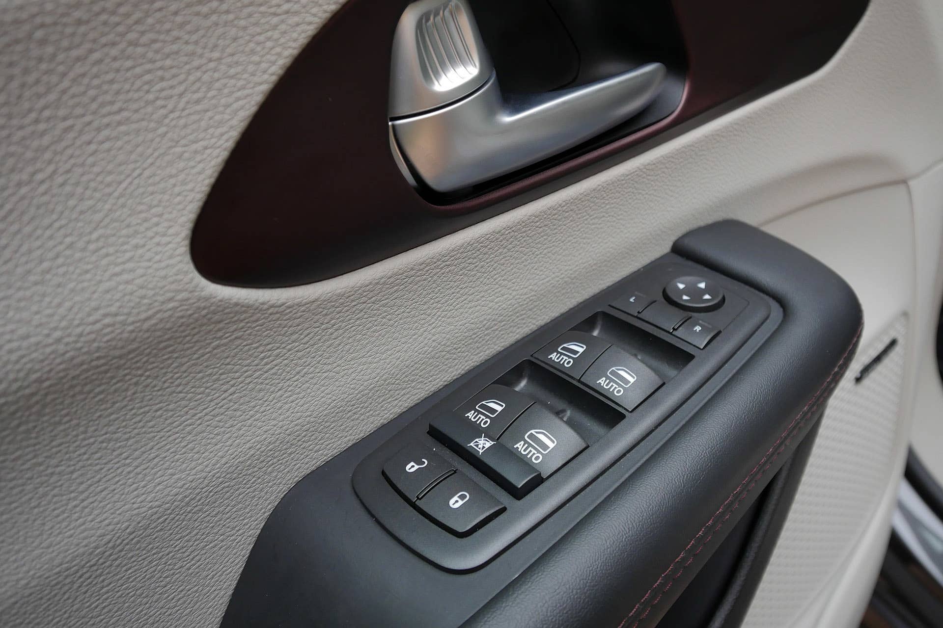 2017 Chrysler Pacifica door controls