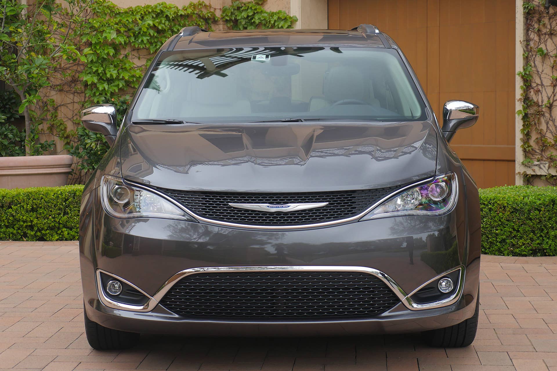 2017 Chrysler Pacifica front view