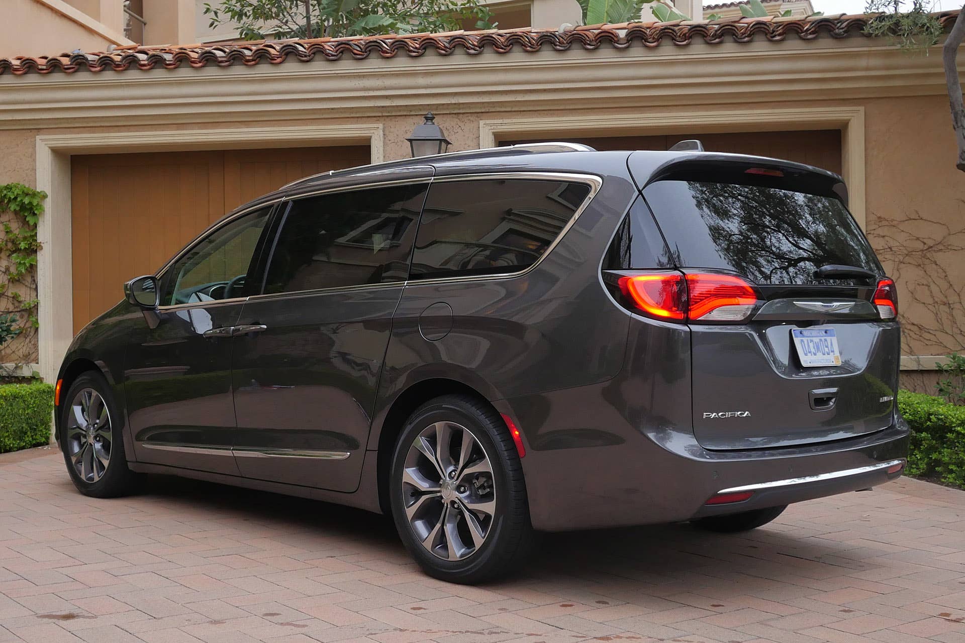 2017 Chrysler Pacifica rer 3/4 view