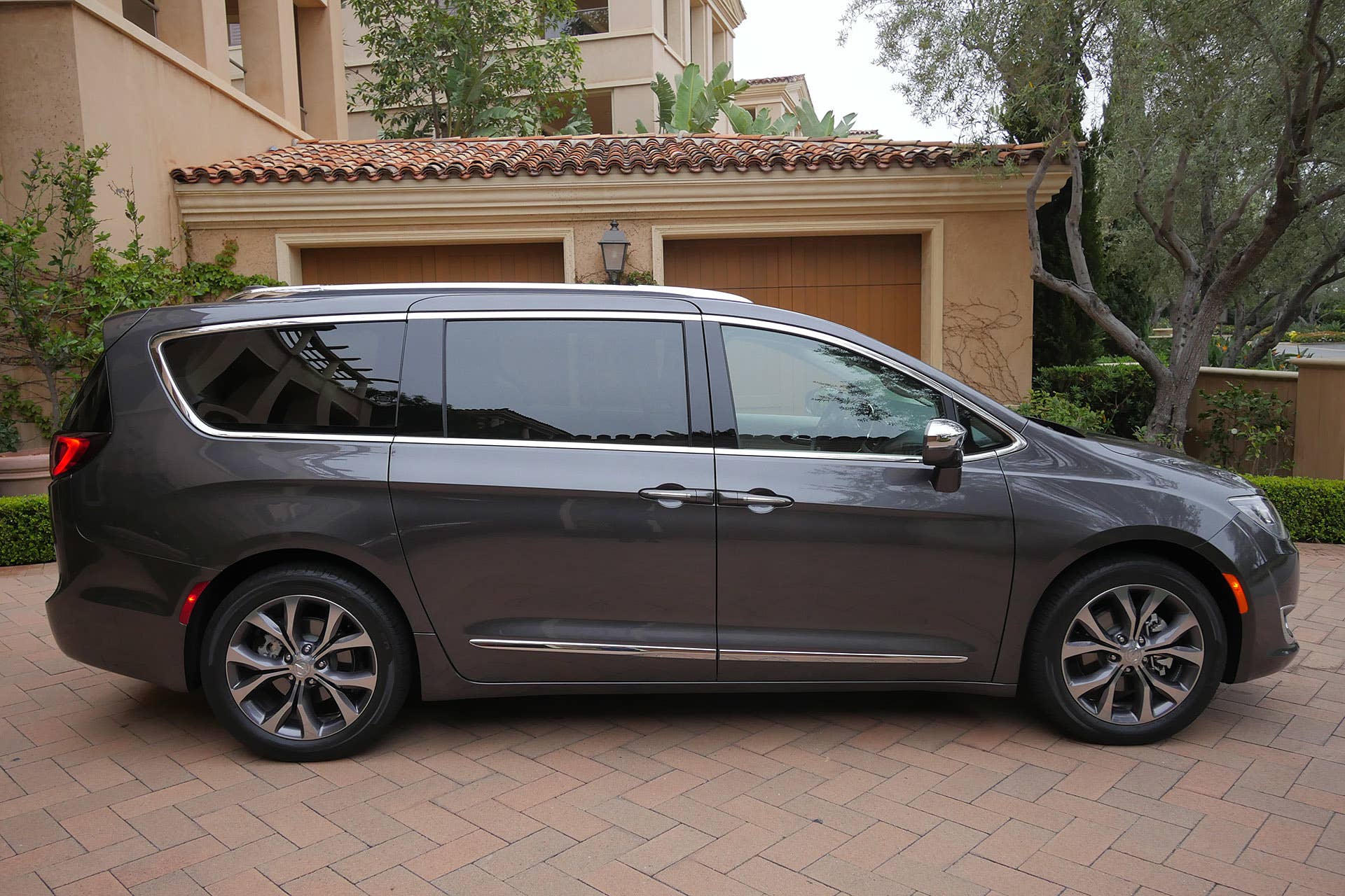 2017 Chrysler Pacifica side view