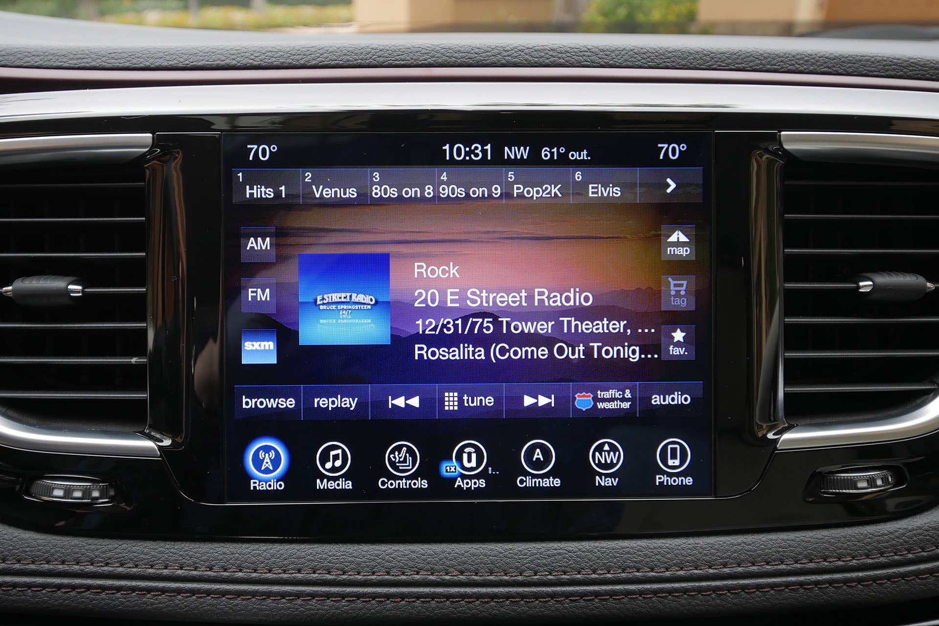 2017 Chrysler Pacifica infotainment system