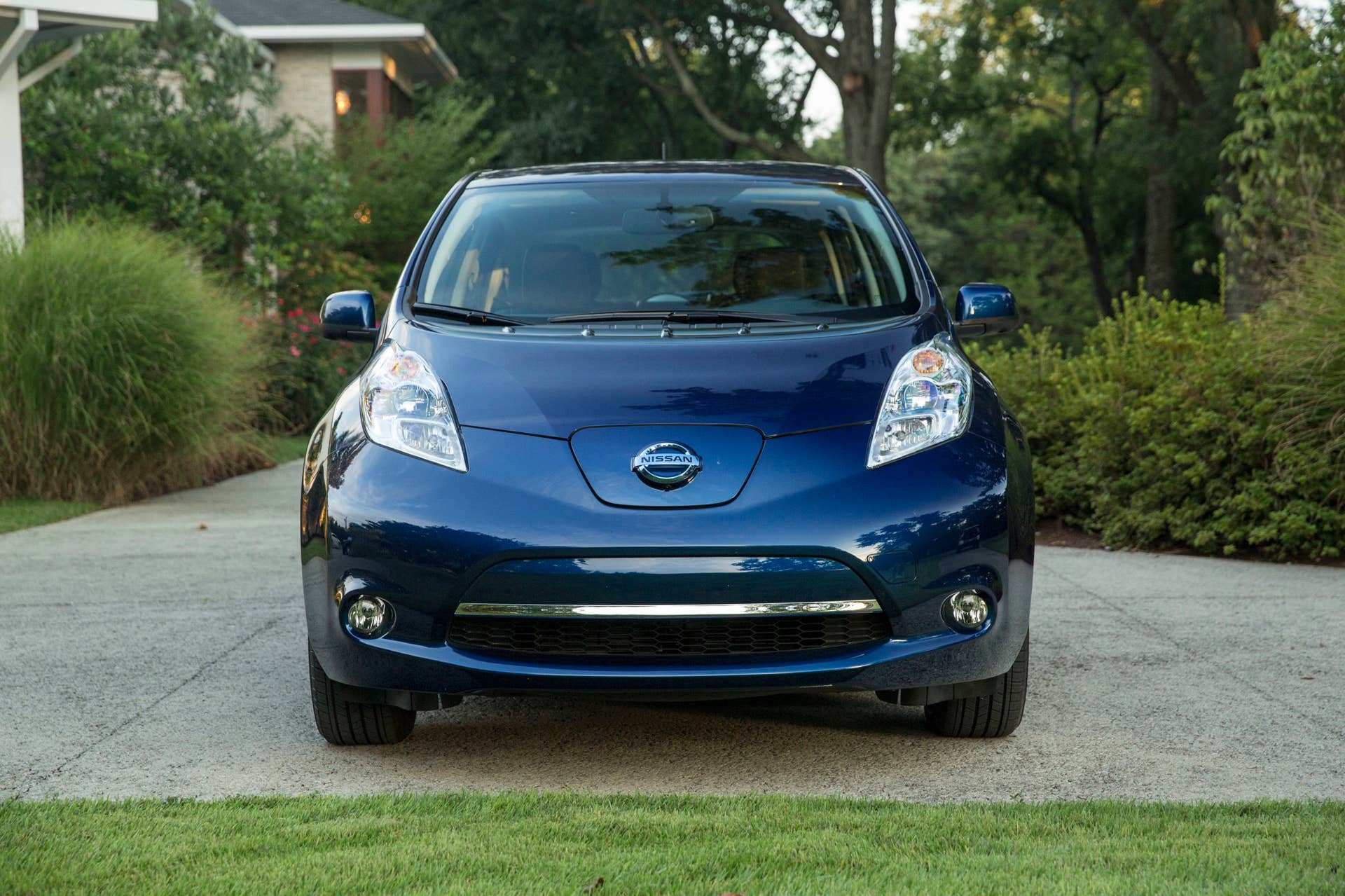 2016 Nissan Leaf blue front
