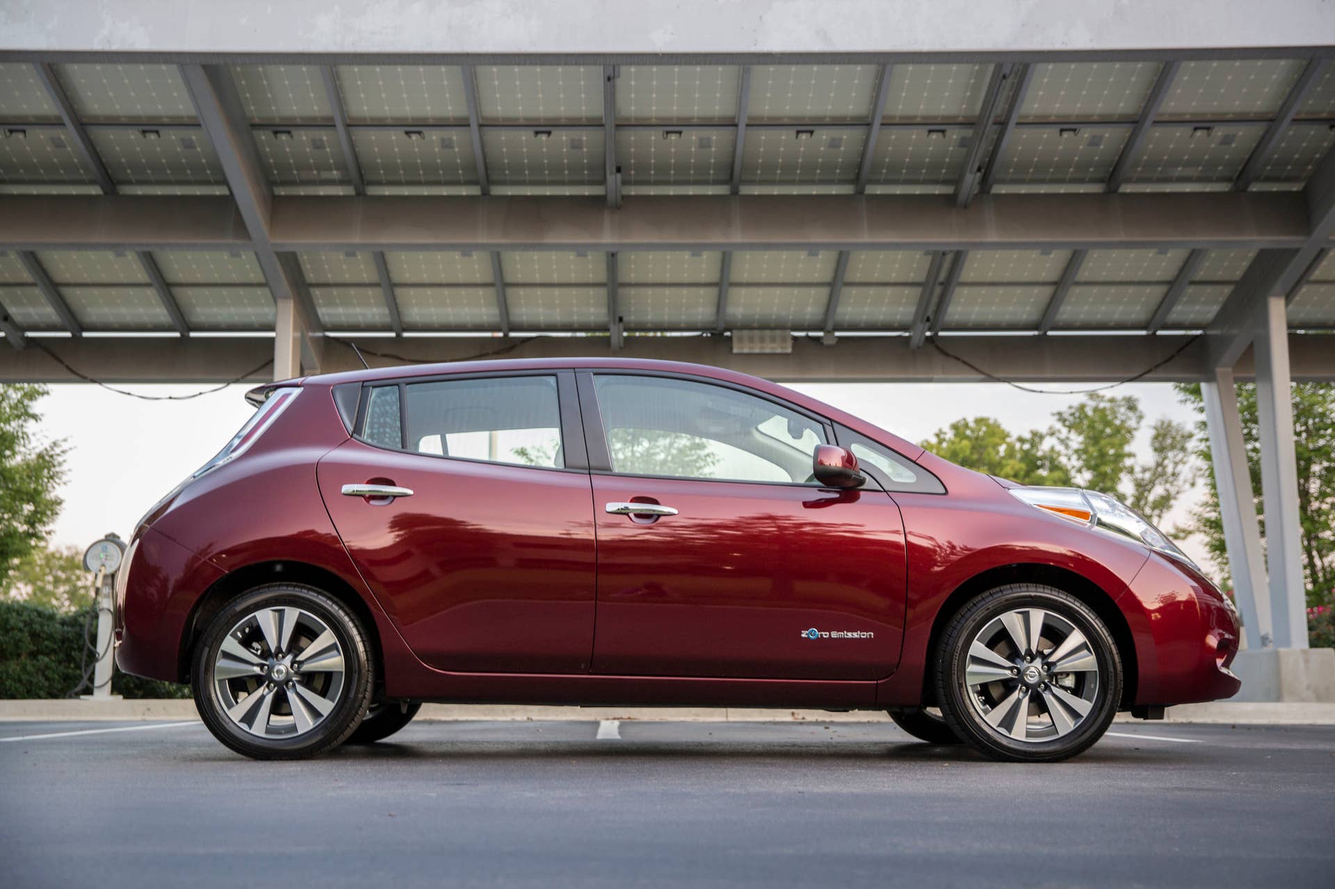 2016 Nissan Leaf red side parked