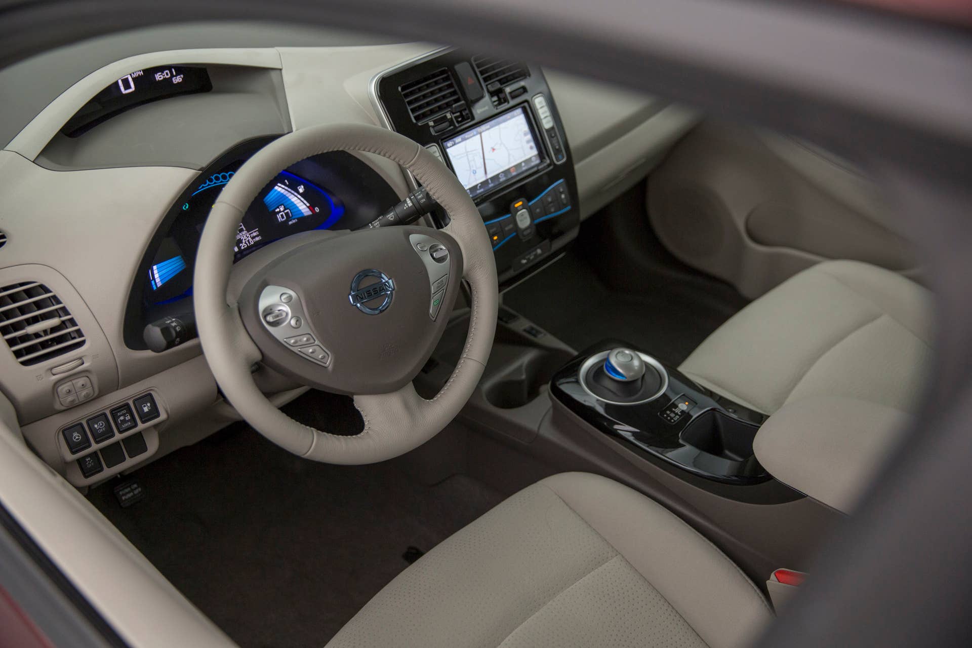 2016 Nissan Leaf interior dashboard window