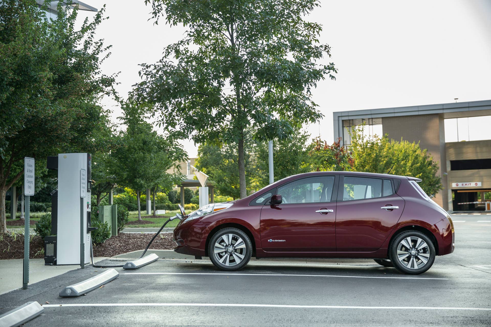 2016 Nissan Leaf red charging