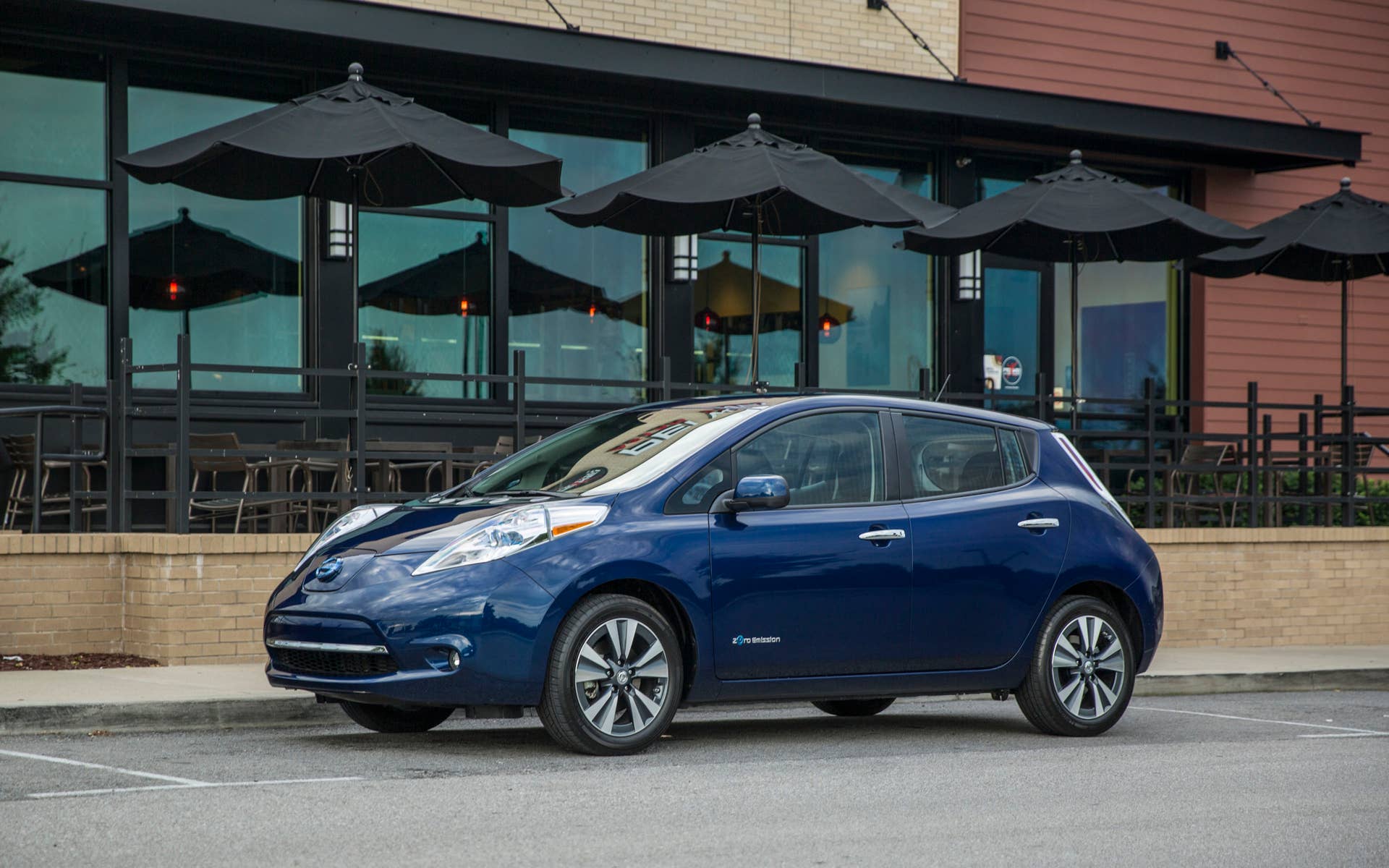 2016 Nissan Leaf blue front 3/4 static