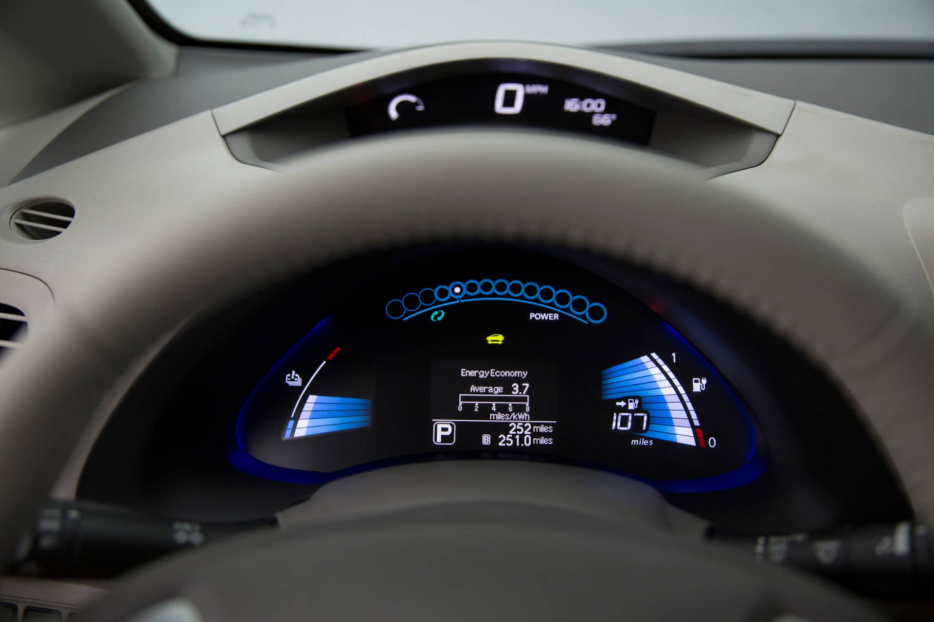 2016 Nissan Leaf dashboard instruments