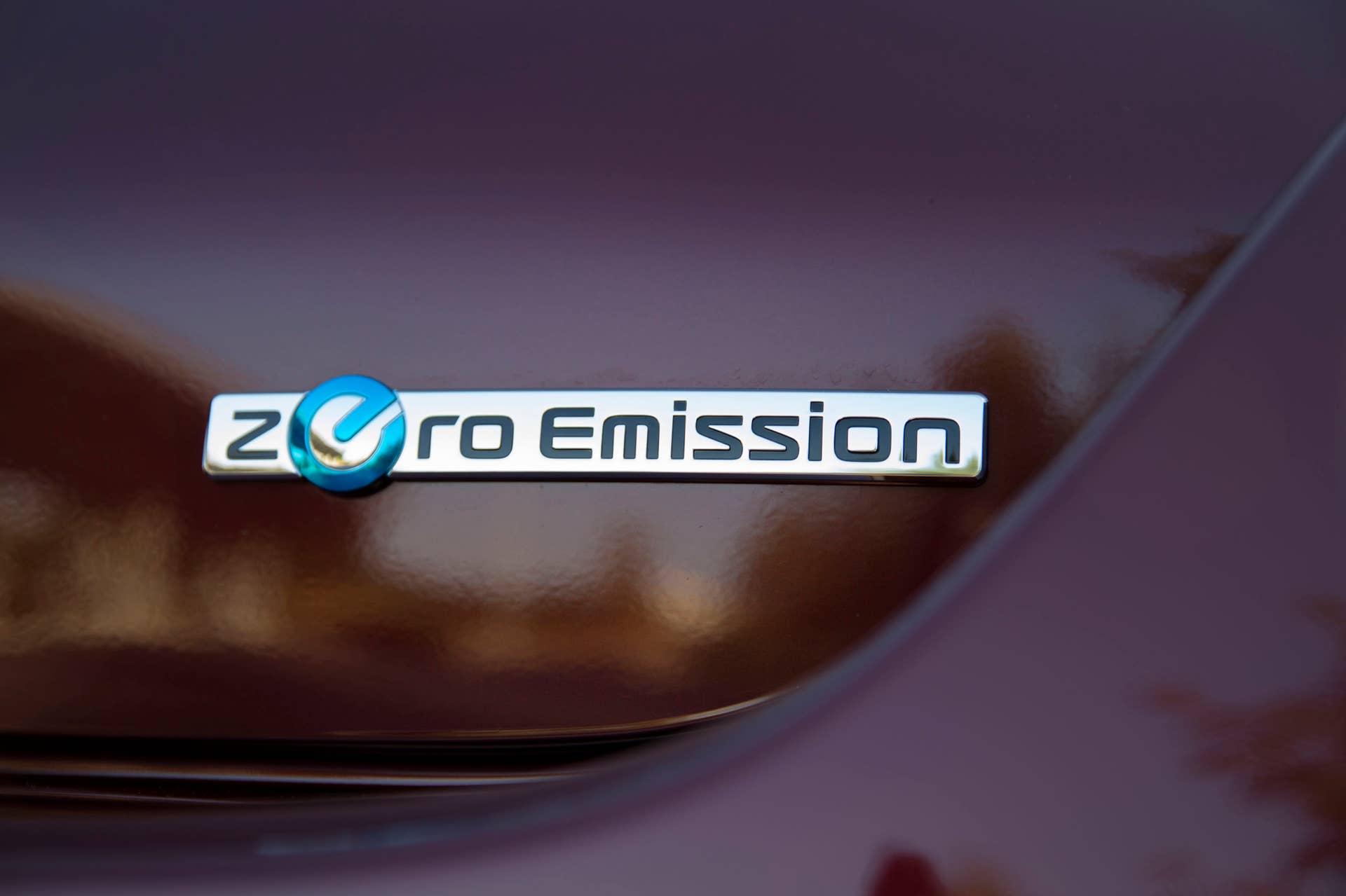 2016 Nissan Leaf red zero emission badge
