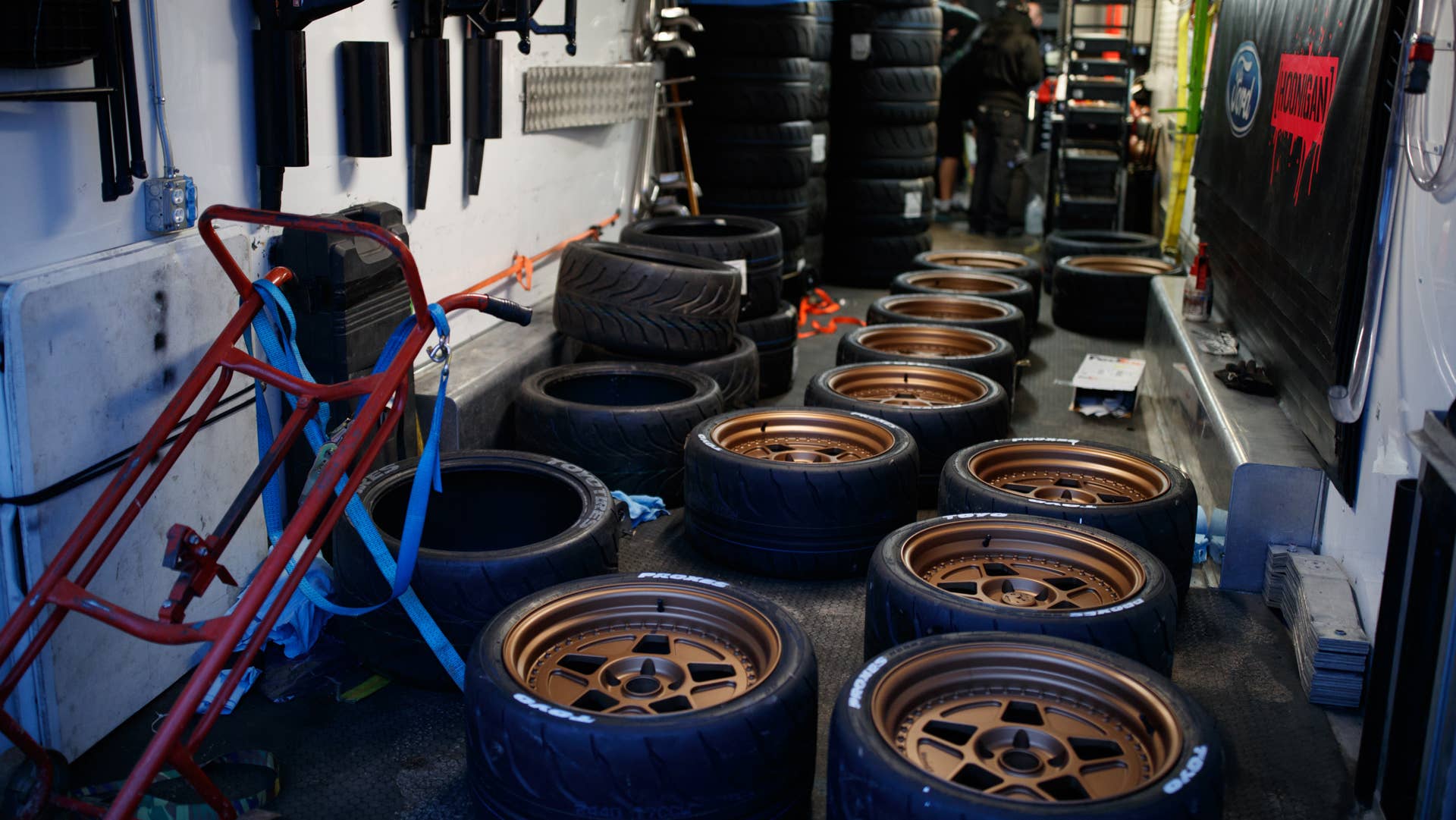 To put down four tire patches during its launches, the Hoonicorn uses a Dakar Rally-spec all-wheel-drive transmission from Sadev, a French company. The 18 x 10.5-inch Fifteen52 R40 wheels are shod with Toyo R888R tires using a special compound developed specifically for Ken Block and Climbkhana.