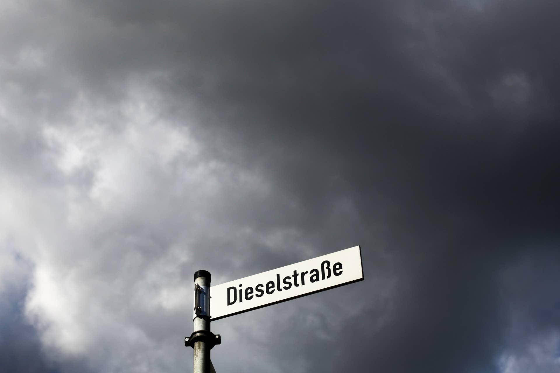 Fotografía del 29 de septiembre de 2015, que muestra un letrero de la calle Dieselstrasse (Calle Diesel, en alemán) en la ciudad de Wolfsburgo, Alemania, donde se encuentra la fábrica principal y las oficinas generales de Volkswagen. (Foto AP/Markus Schreiber)