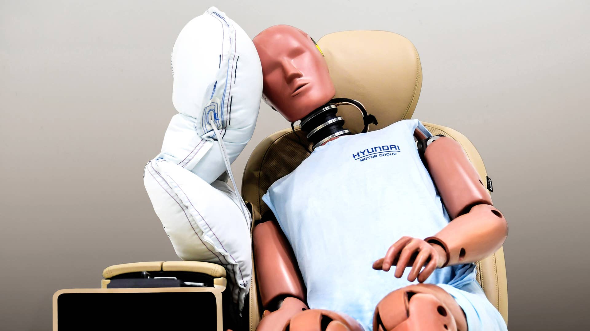Hyundai center airbag with crash dummy
