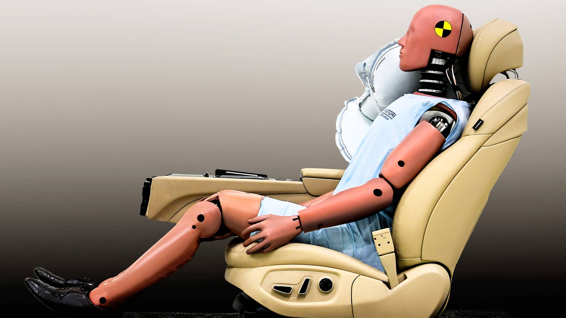 Hyundai center airbag with crash dummy
