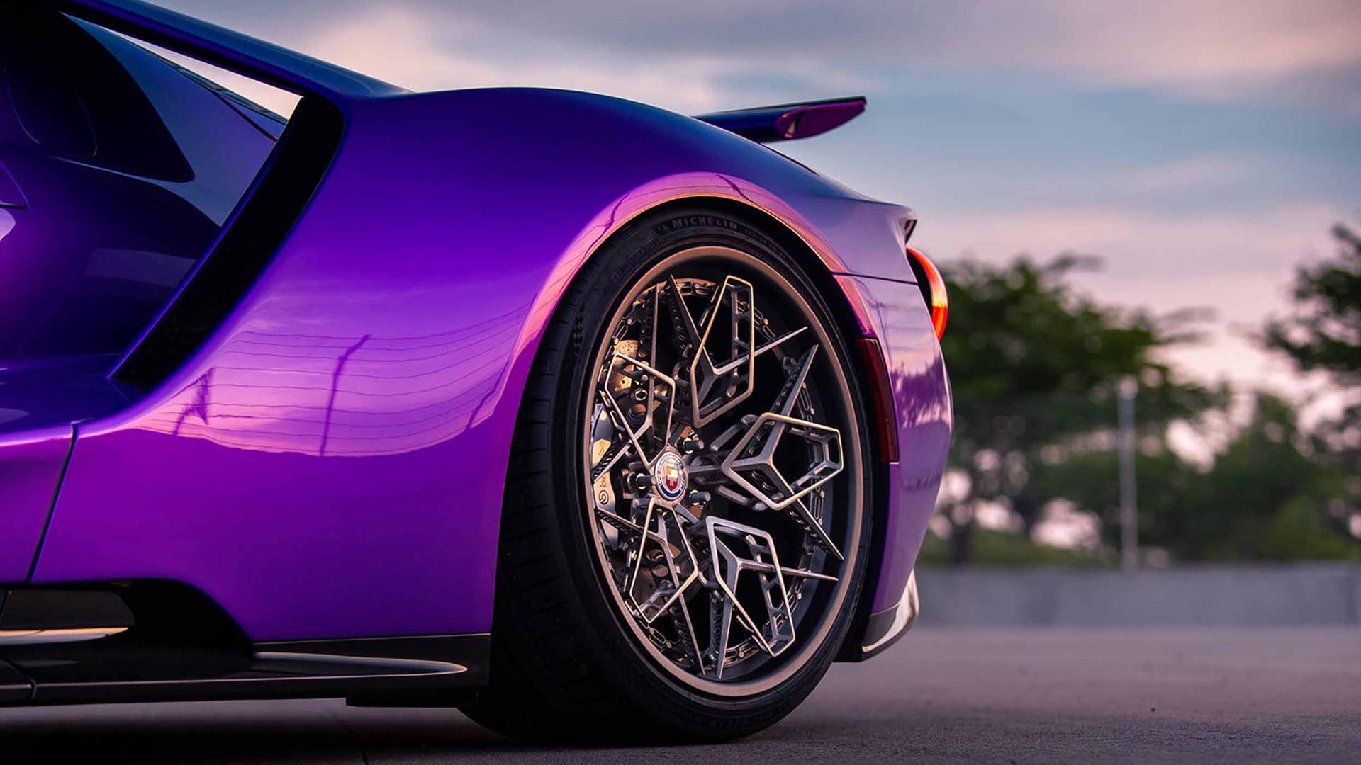 HRE and GE Additive have unveiled their newest 3D-printed wheel.