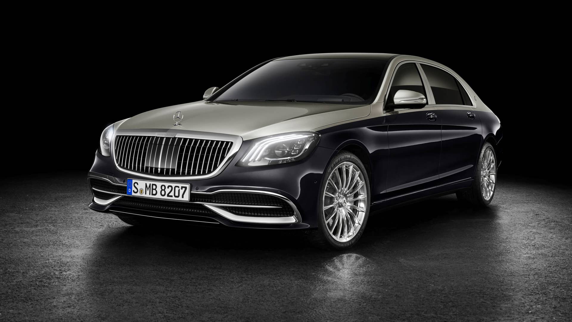 Mercedes-Maybach S 560; Exterieur: Zweifarblackierung Aragonitsilber/Anthrazitblau; Kraftstoffverbrauch kombiniert: 8,8 l/100 km, CO2-Emissionen kombiniert: 198 g/km// Mercedes-Maybach S 560, exterior: aragonite silver/anthracite blue; fuel consumption combined: 8.8 l/100 km, combined CO2 emissions: 198 g/km