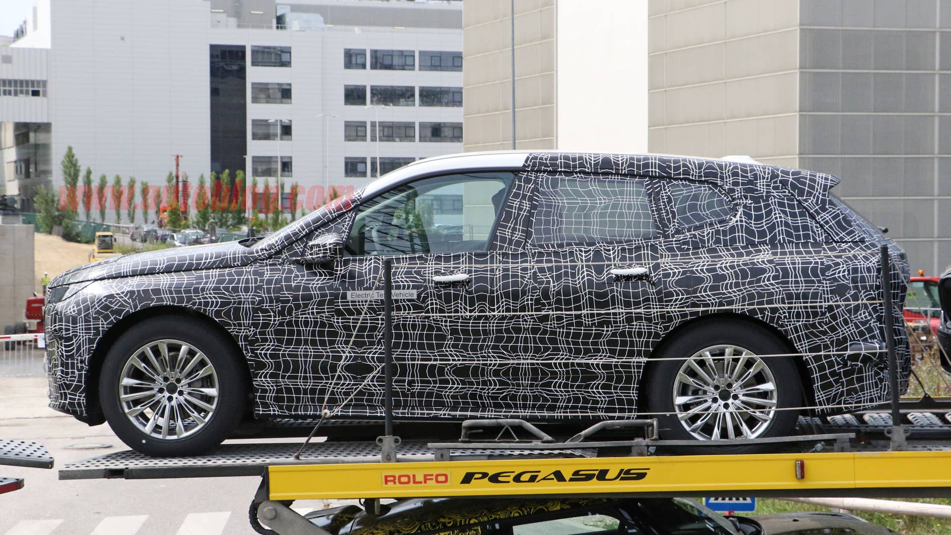 2022 BMW iNEXT in camouflage