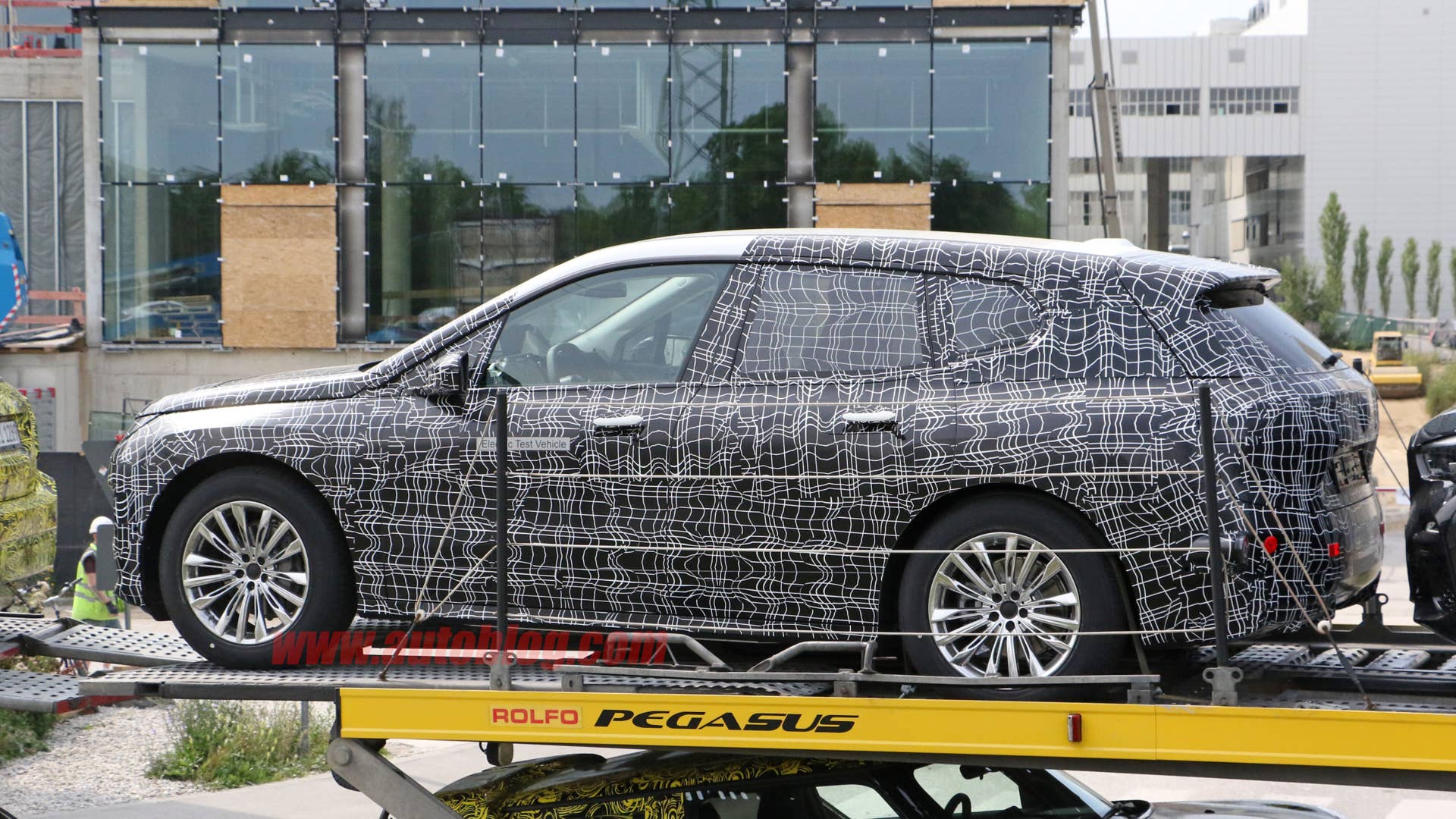 2022 BMW iNEXT in camouflage