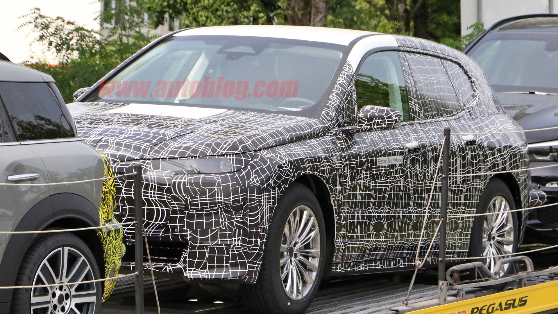 2022 BMW iNEXT in camouflage