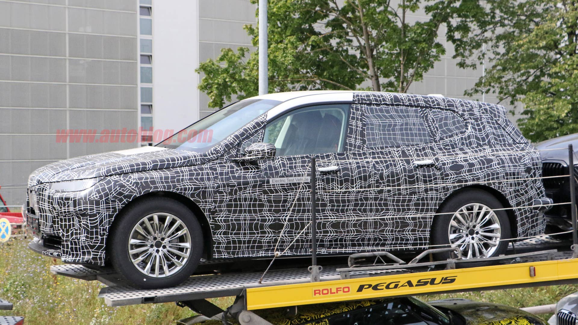 2022 BMW iNEXT in camouflage