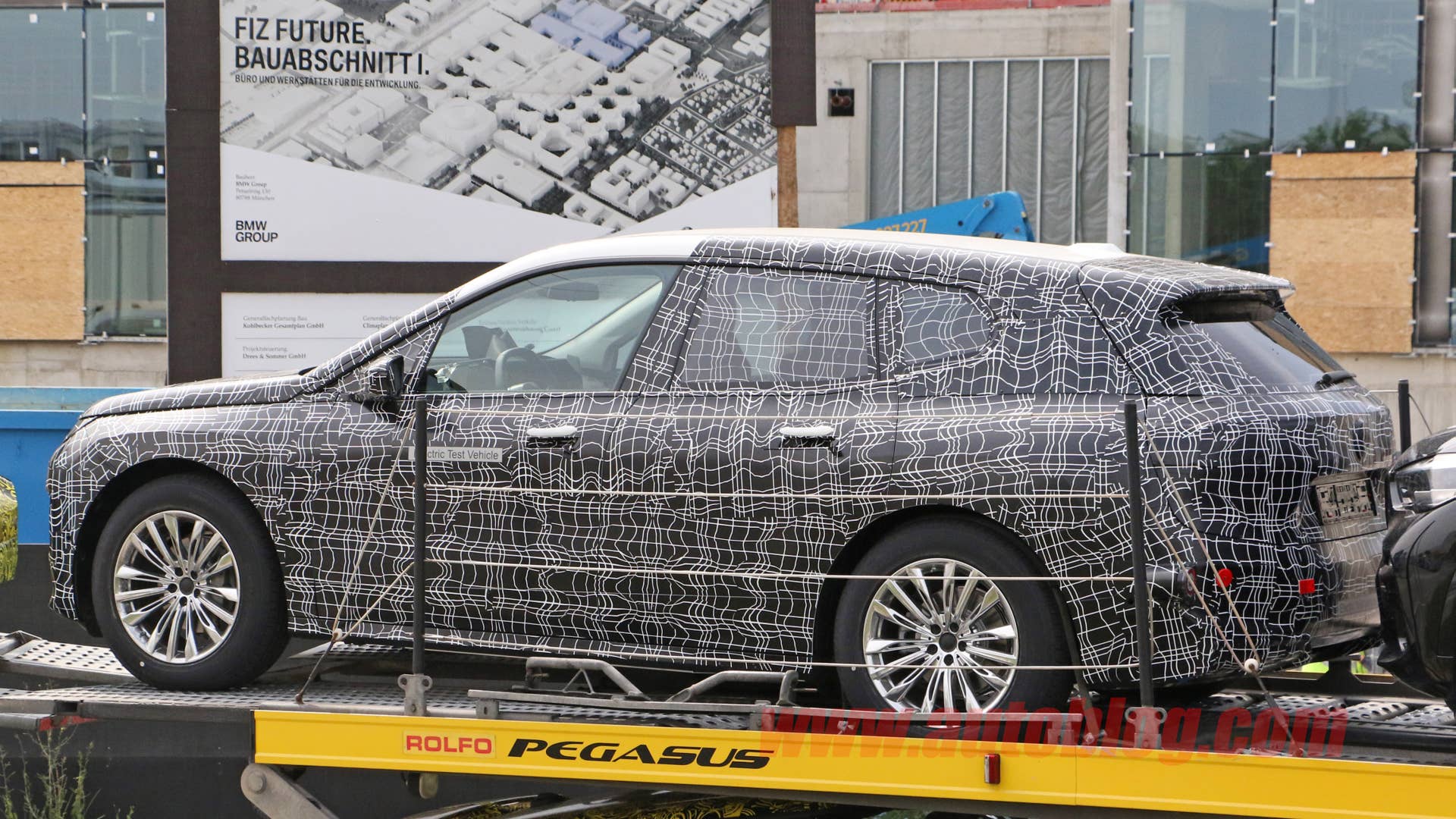 2022 BMW iNEXT in camouflage