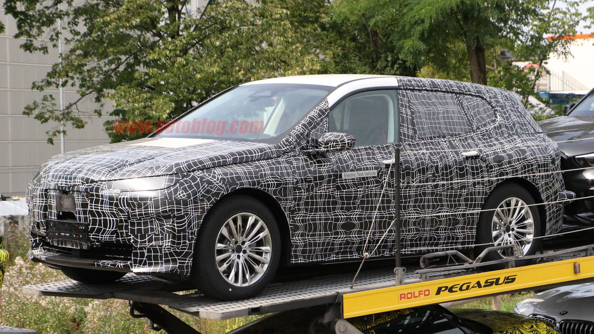 2022 BMW iNEXT in camouflage