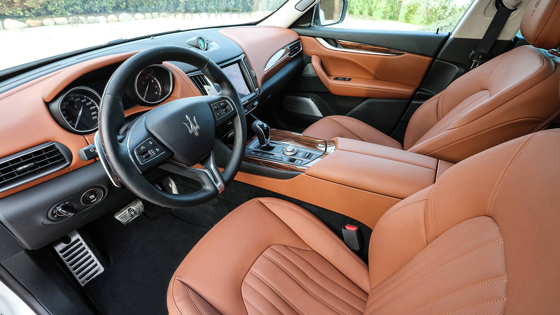2017 Maserati Levante interior