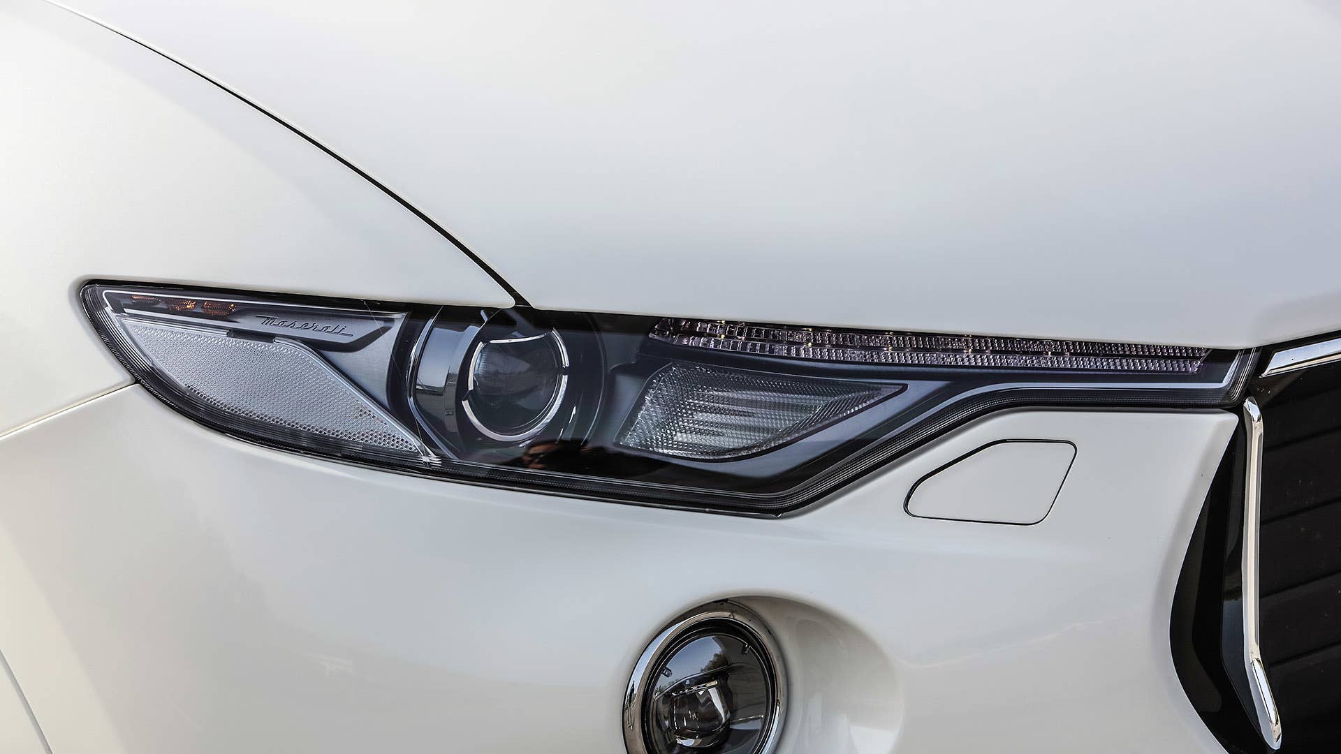 2017 Maserati Levante headlight