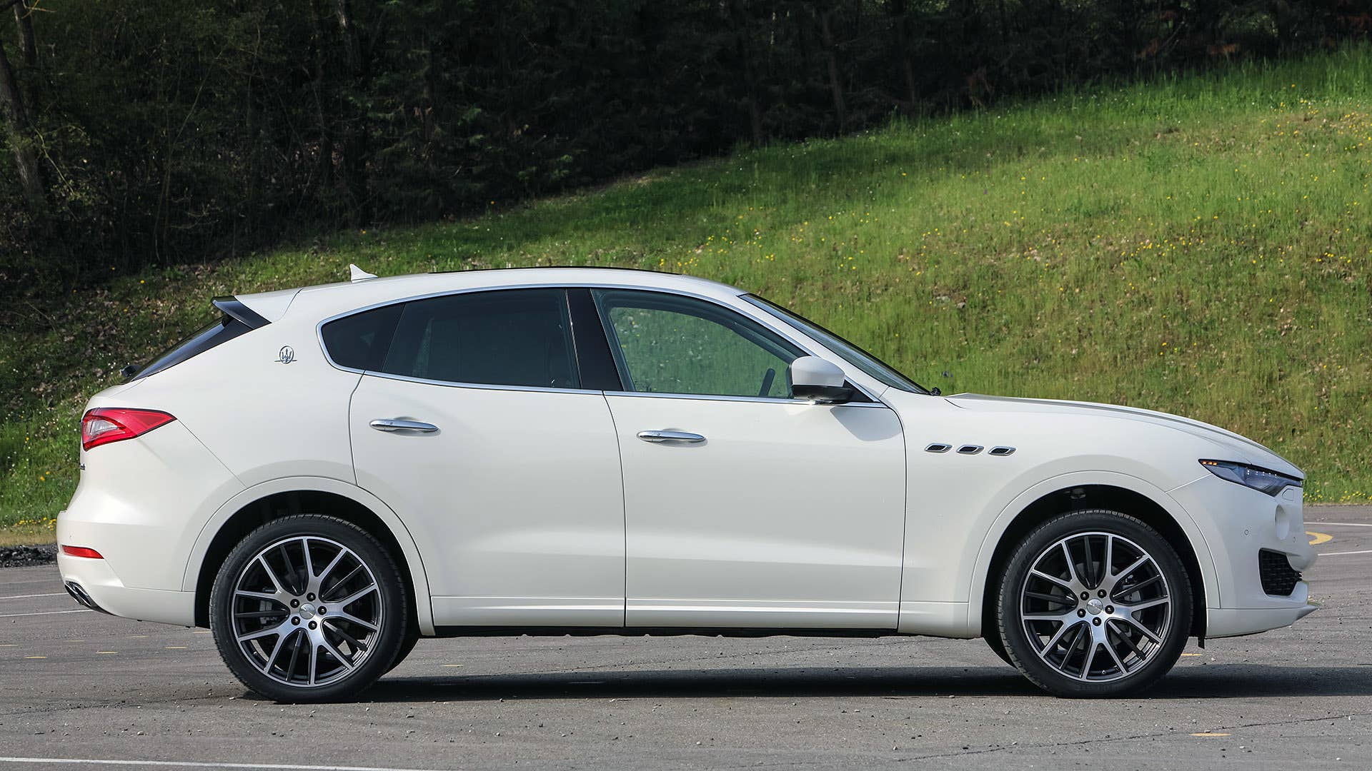 2017 Maserati Levante side view