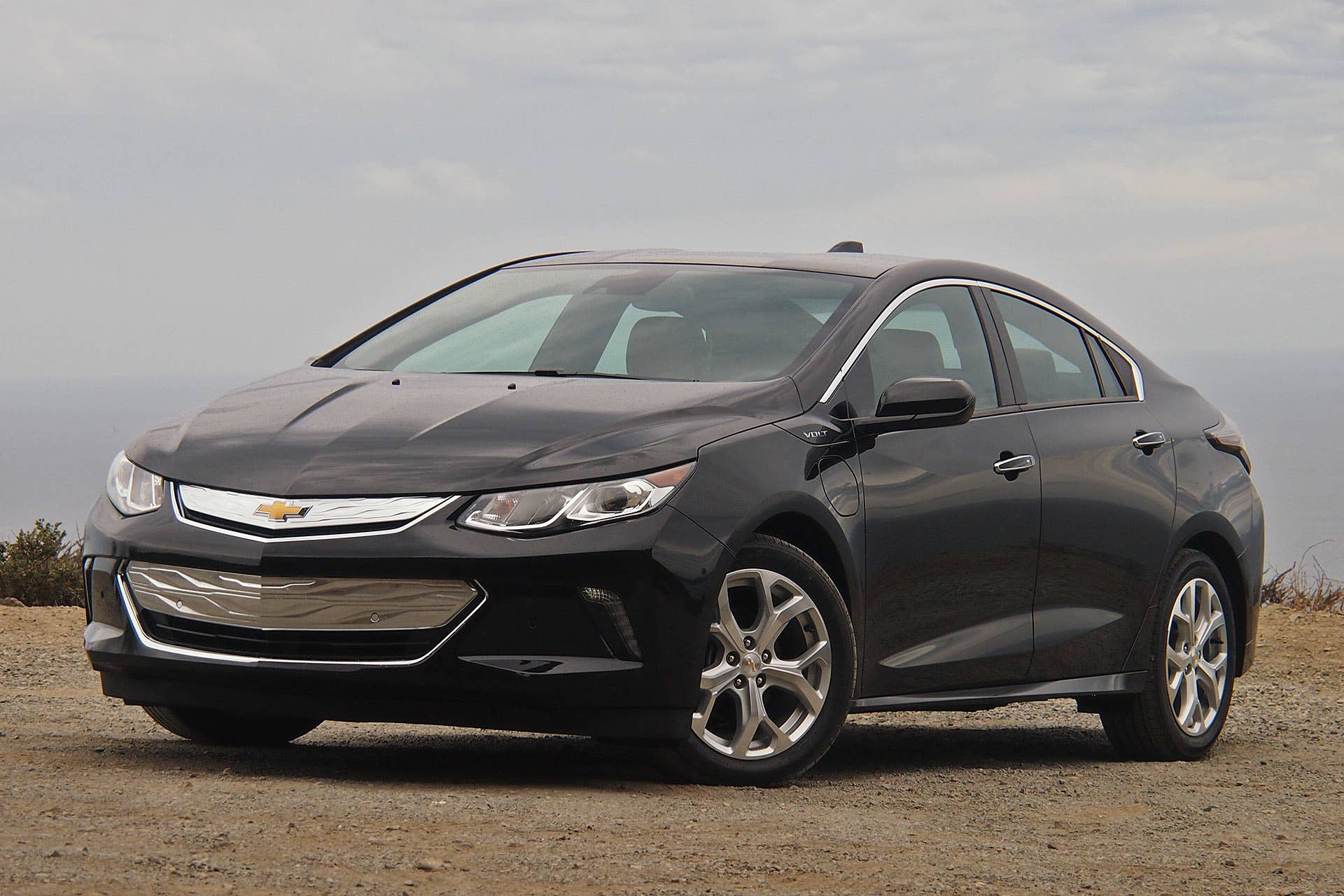 2016 Chevrolet Volt front 3/4 view