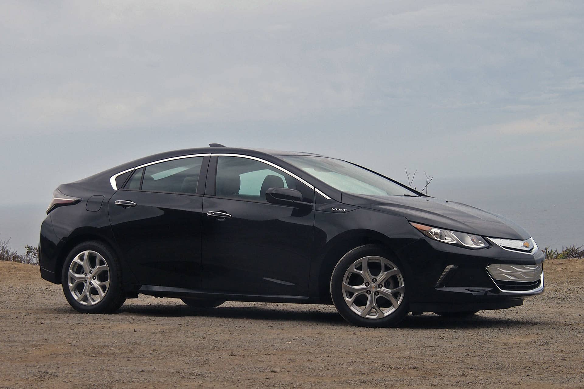 2016 Chevrolet Volt front 3/4 view
