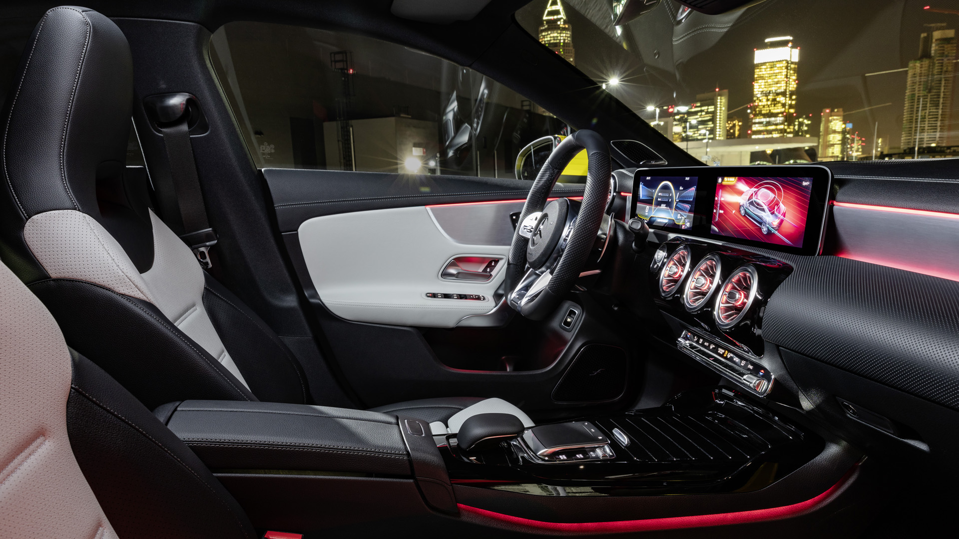 Mercedes-AMG CLA 35 4MATIC, Kraftstoffverbrauch kombiniert: 7,3-7,2 l/100 km; CO2-Emissionen kombiniert: 167-164 g/km // Fuel consumption combined: 7.3-7.2 l/100 km; combined CO2 emissions: 167-164 g/km, Sonnengelb // sun yellow