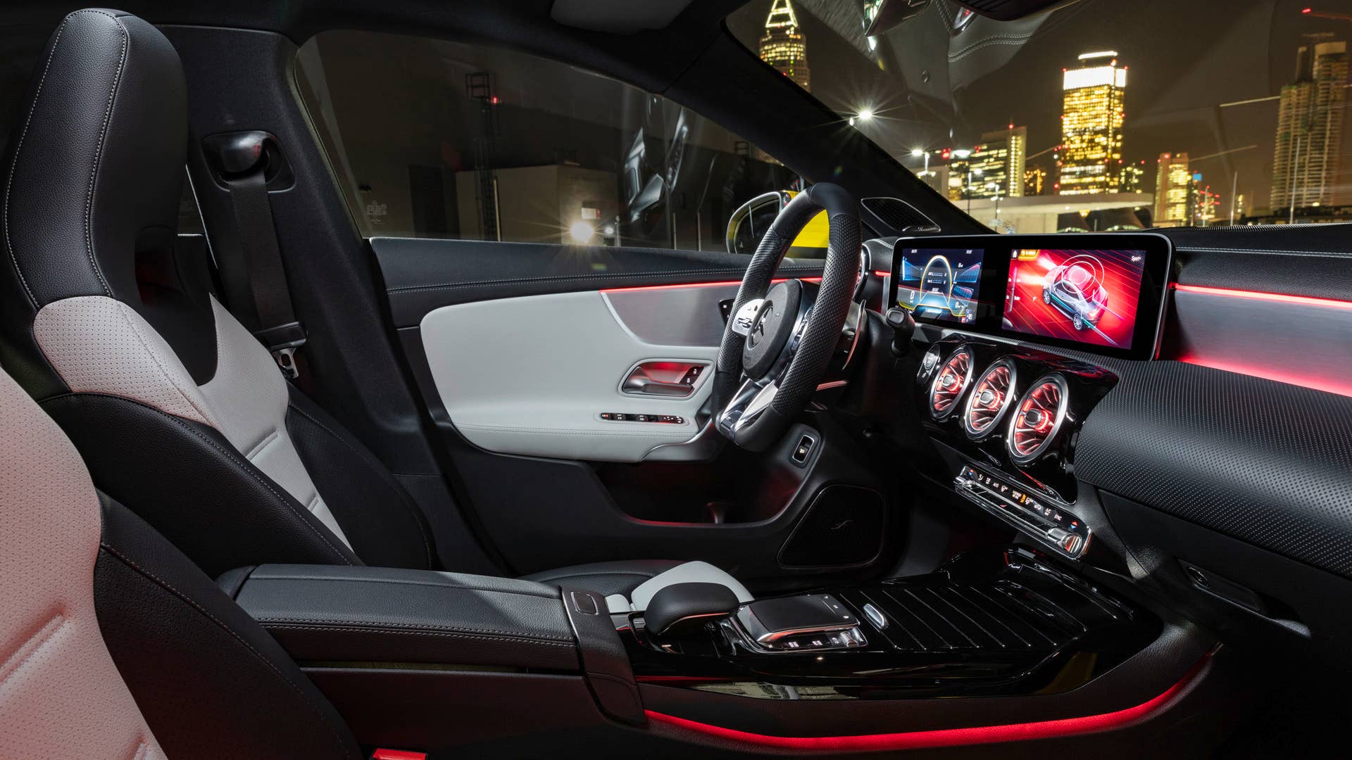 Mercedes-AMG CLA 35 4MATIC, Kraftstoffverbrauch kombiniert: 7,3-7,2 l/100 km; CO2-Emissionen kombiniert: 167-164 g/km // Fuel consumption combined: 7.3-7.2 l/100 km; combined CO2 emissions: 167-164 g/km, Sonnengelb // sun yellow