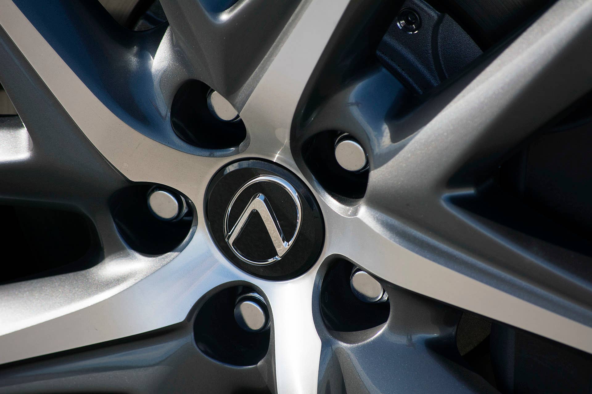 2016 Lexus GS wheel detail
