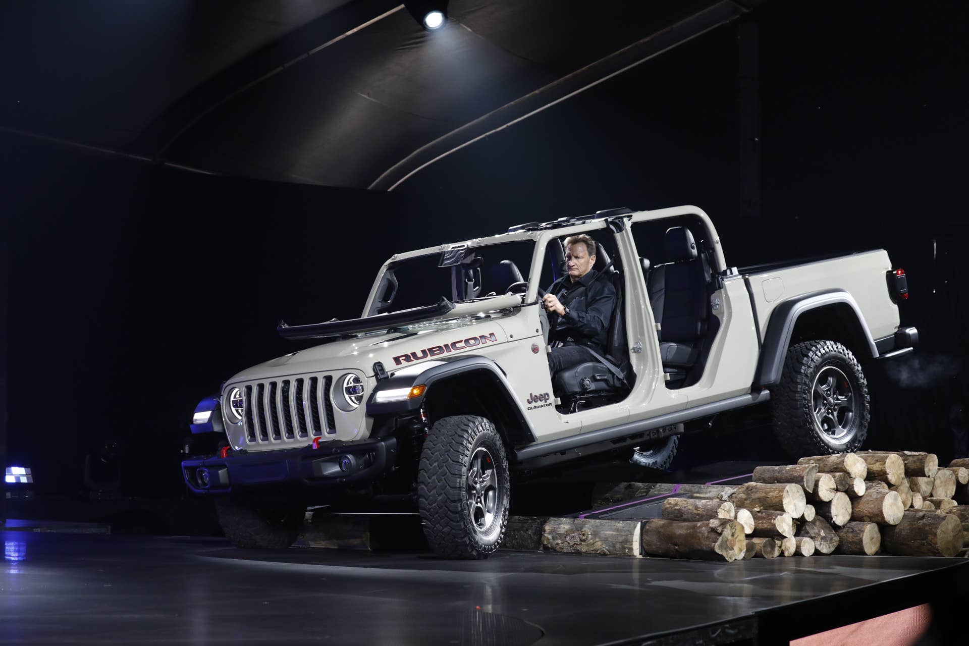 A Fiat Chrysler Automobiles NV Jeep brand 2020 Gladiator Rubicon trim pickup truck is demonstrated during AutoMobility LA ahead of the Los Angeles Auto Show in Los Angeles, California, U.S., on Wednesday, Nov. 28, 2018. Jeep is re-entering the popular midsize truck market for the first time in more than two decades. Photographer: Patrick T. Fallon/Bloomberg via Getty Images