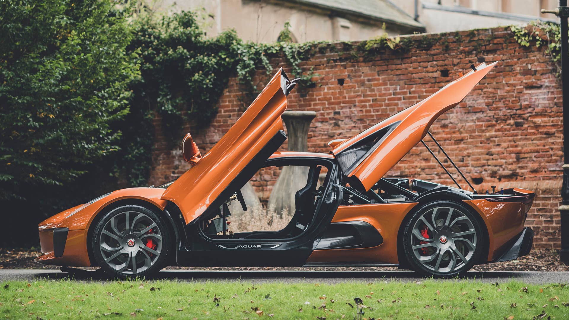 Jaguar C-X75 stunt car for Spectre
