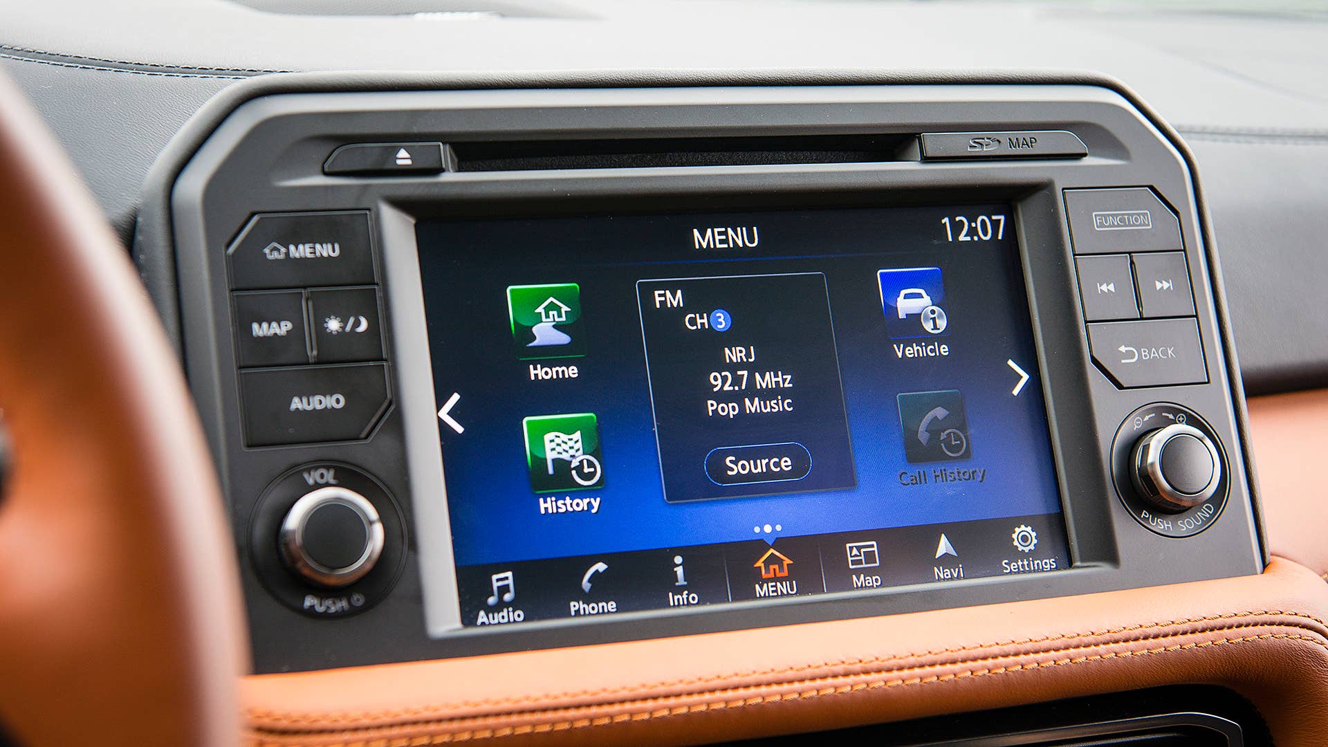 2017 Nissan GT-R infotainment system