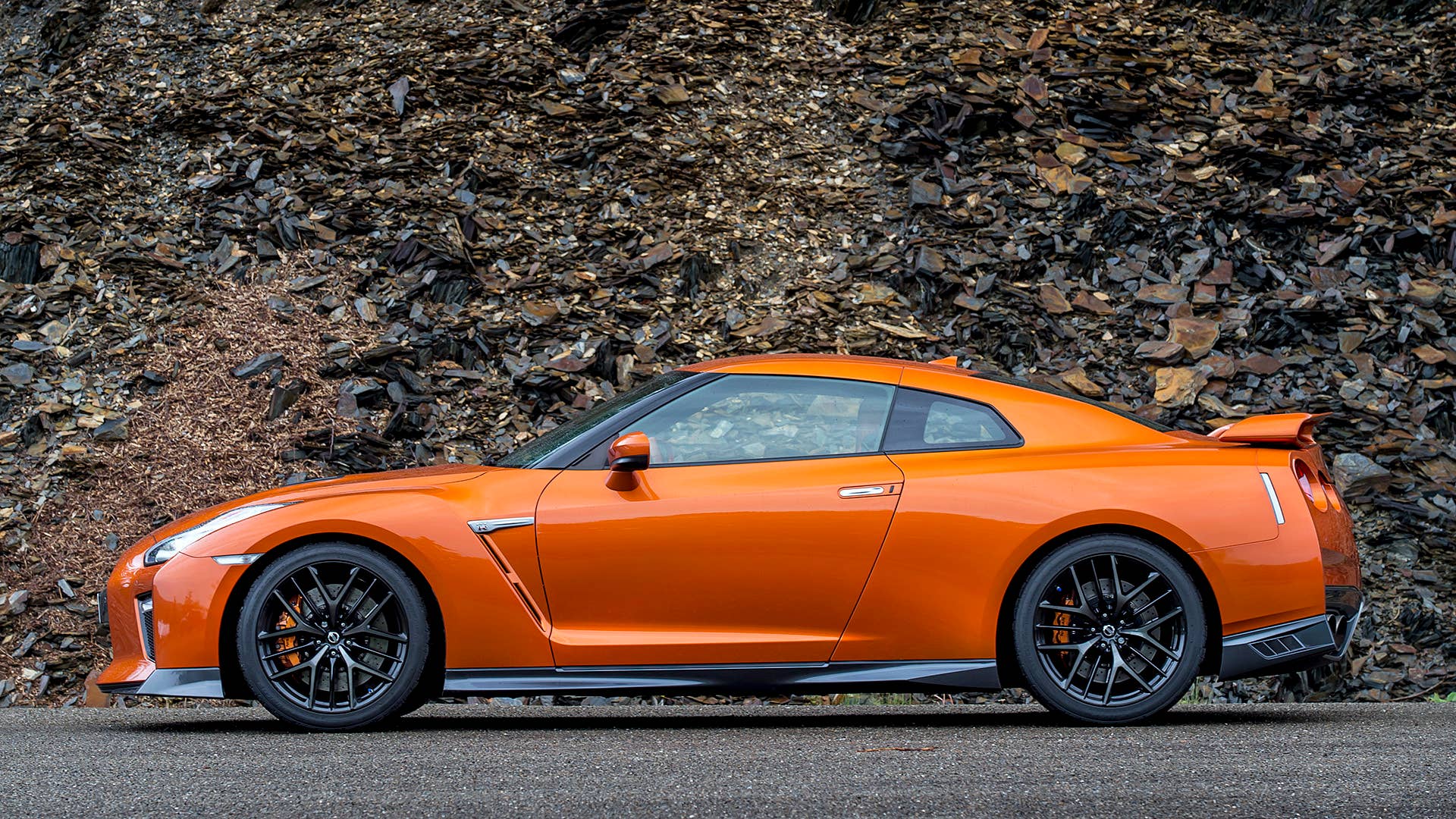 2017 Nissan GT-R side view