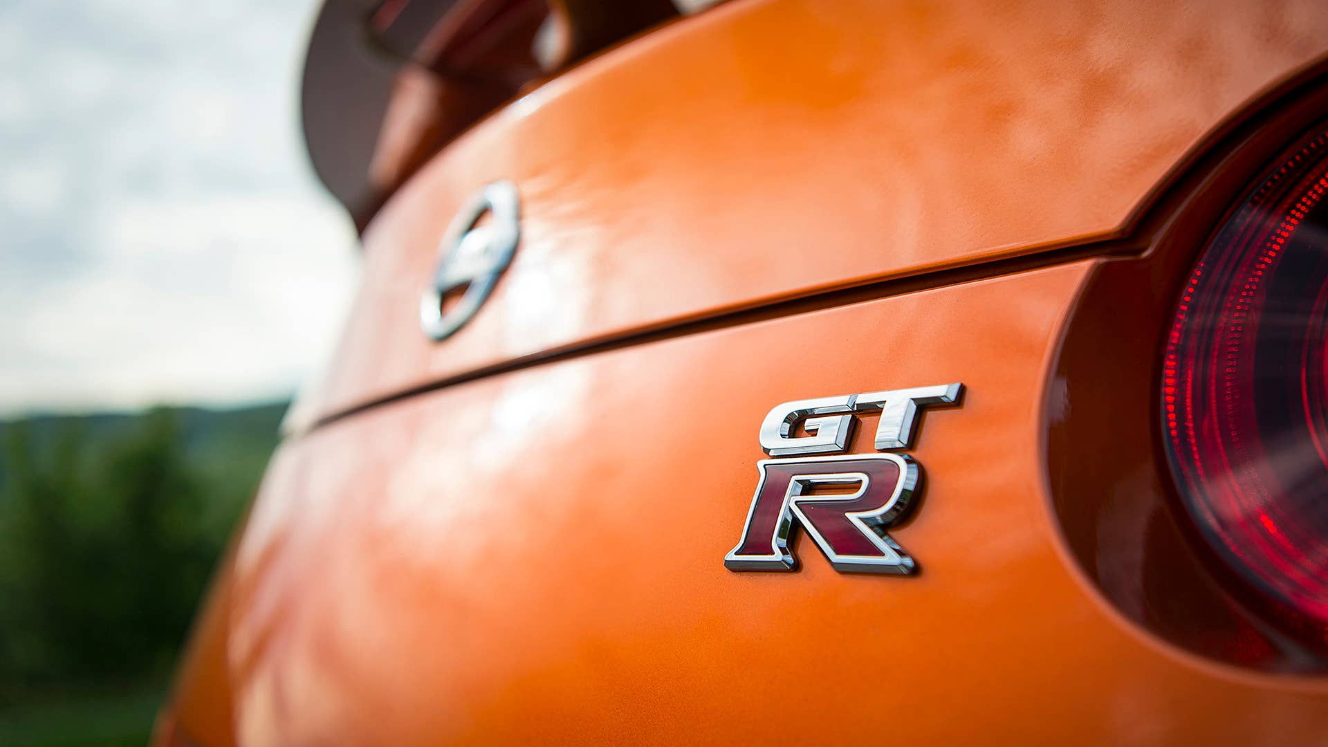2017 Nissan GT-R badge