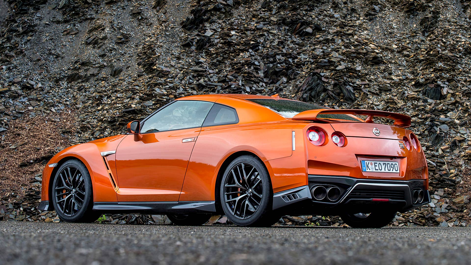 2017 Nissan GT-R rear 3/4 view